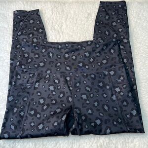 Reebok Black/Gray Leopard Print Leggings. Size Large. EUC. Side Pockets.